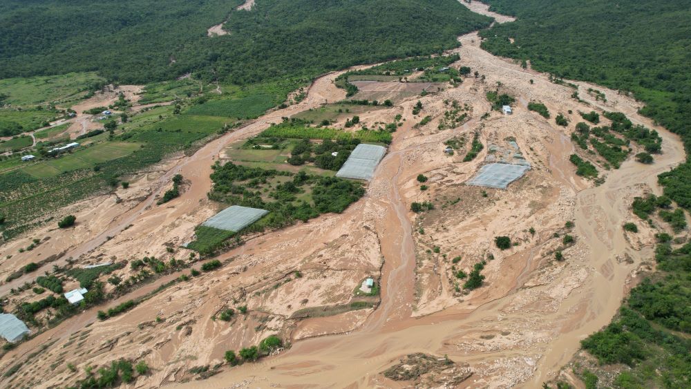 Nhieu nguoi dan cho rang, nguyen nhan do “vo ho chua nuoc o trang trai chu khong phai thien tai”. Dong thoi dat cau hoi, khu vuc du an nam tren nui la dat rung. Vay cong ty nay co duoc cap cac loai giay phep cung nhu cac thu tuc lien quan khong?