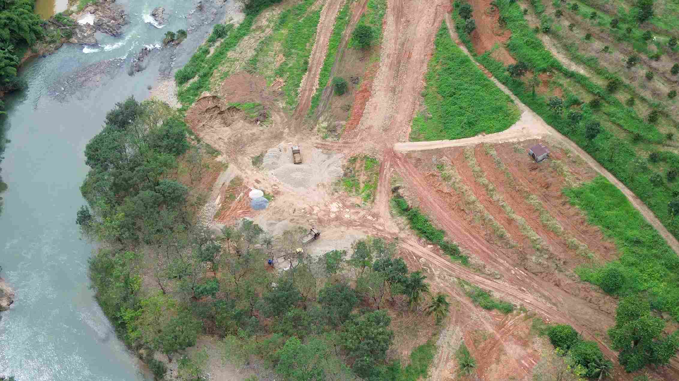 Large-scale illegal sand and stone mining area located close to the Da Quay riverbank, Lam Dong Photo: Phuc Khanh