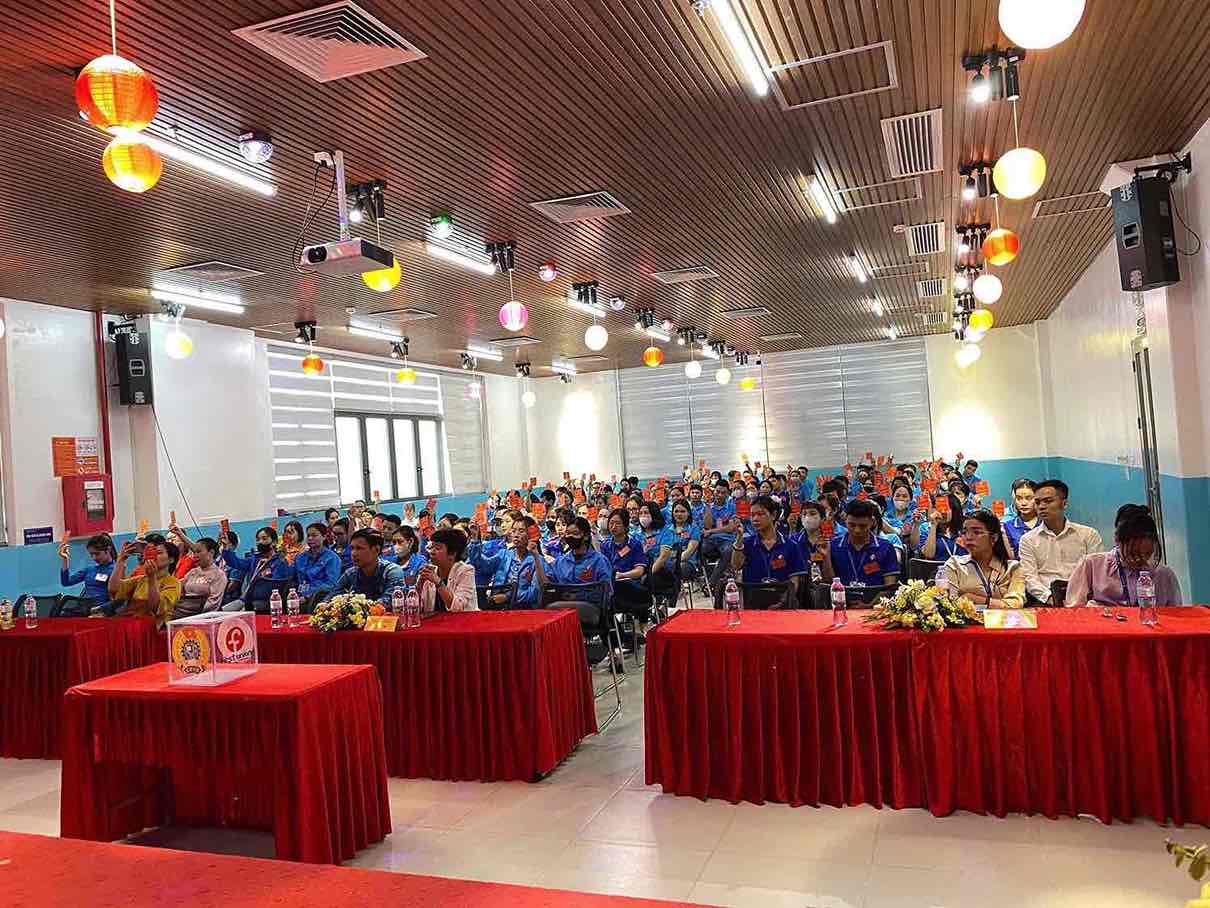 Cac dai bieu bieu quyet thong qua Nghi quyet Dai hoi bang hinh thuc gio tay nhat tri cao.