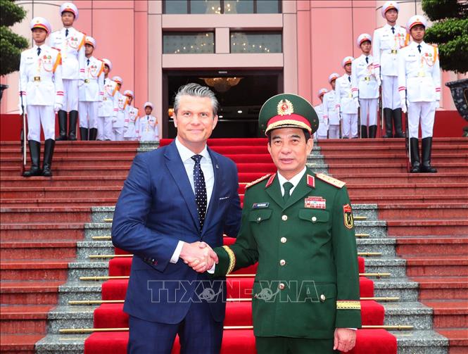 General Phan Van Giang, Politburo member, Secretary of Defense welcomed Minister of War (US Secretary of Defense) Pete Hegseth. Photo: VNA