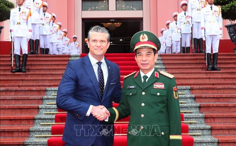General Phan Van Giang, Politburo member, Secretary of Defense welcomed Minister of War (US Secretary of Defense) Pete Hegseth. Photo: VNA