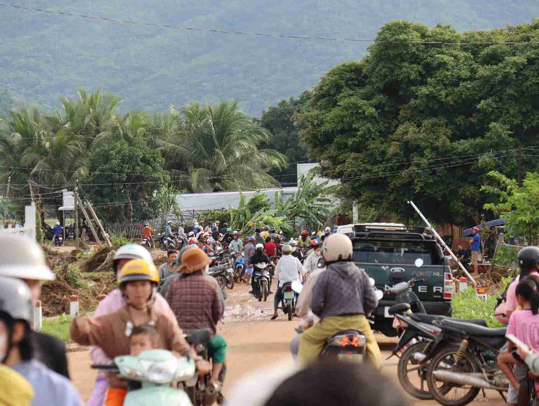 Nguoi dan thon 2 (xa Tuy Phong) chua het bang hoang sau tran lu quet luc dem khuya. Anh: Phuc Khanh
