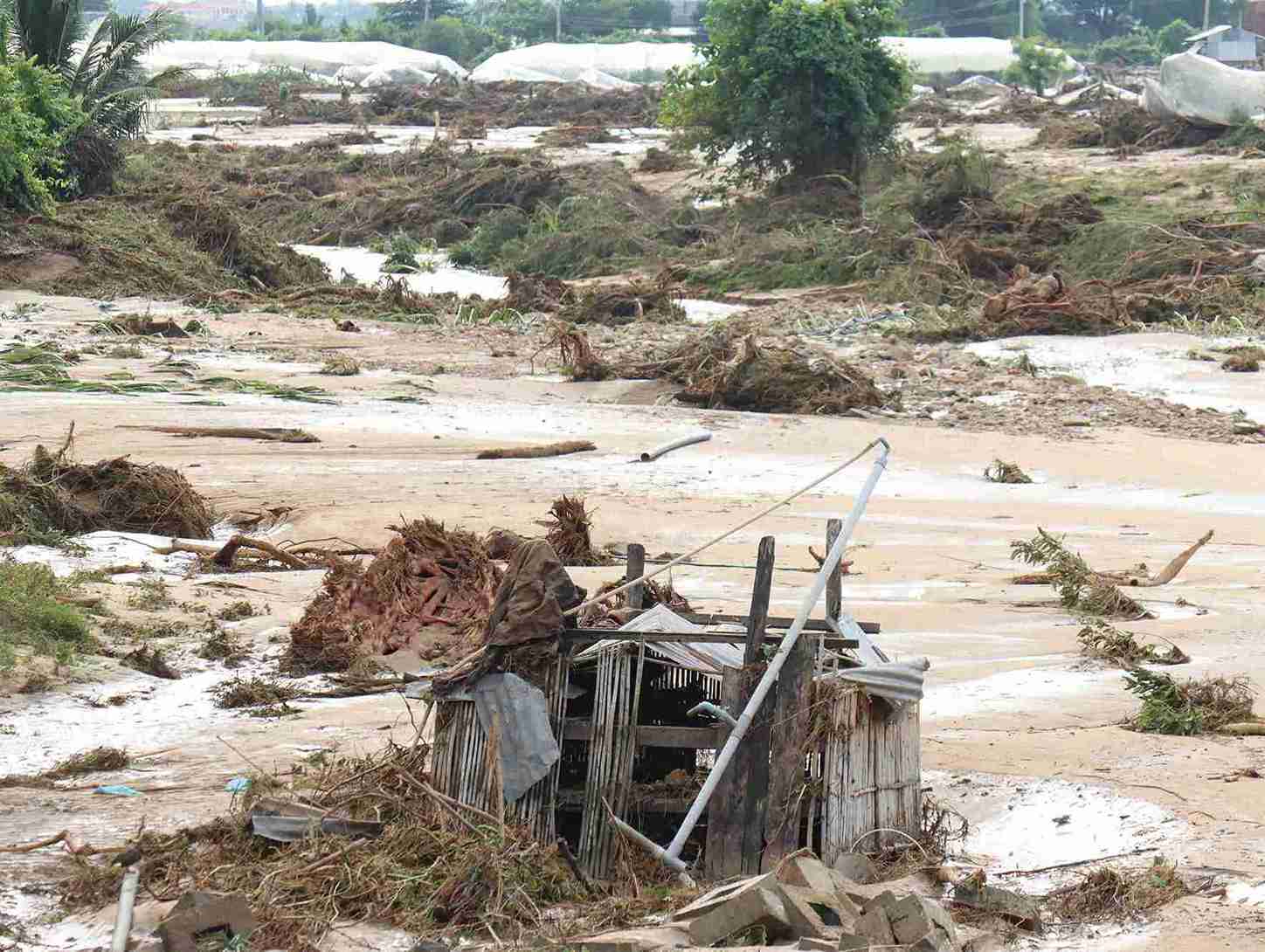 Escena de devastacion en la aldea 2 (comuna de Tuy Phong Lam Dong) tras un incidente de inundacion repentina debido a la rotura de un embalse. Foto: Phuc Khanh