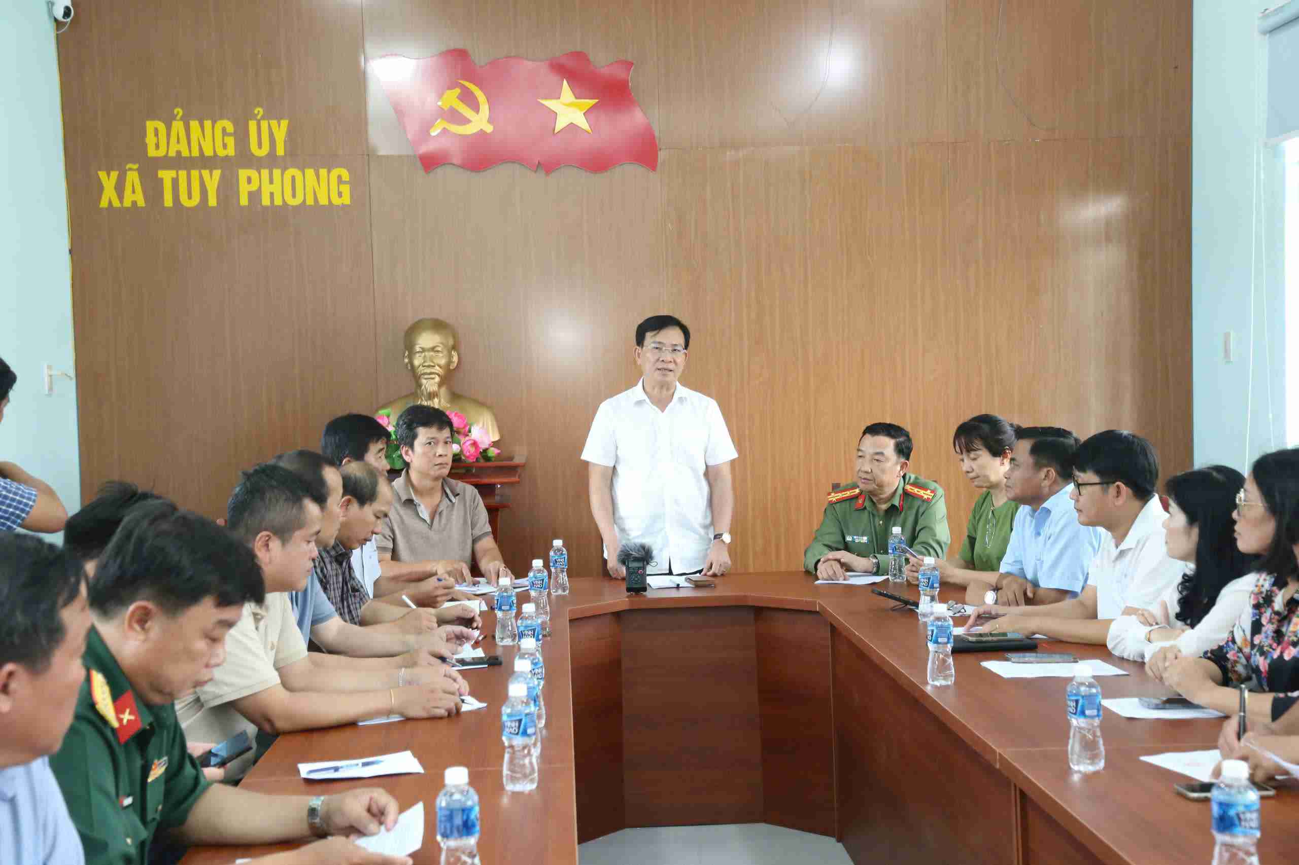 Ong Ho Van Muoi, Chu tich UBND tinh Lam Dong chi dao dieu tra, lam ro nguyen nhan ho chua nuoc bi vo gay lu quet nghiem trong. Anh: Nguyen Luan