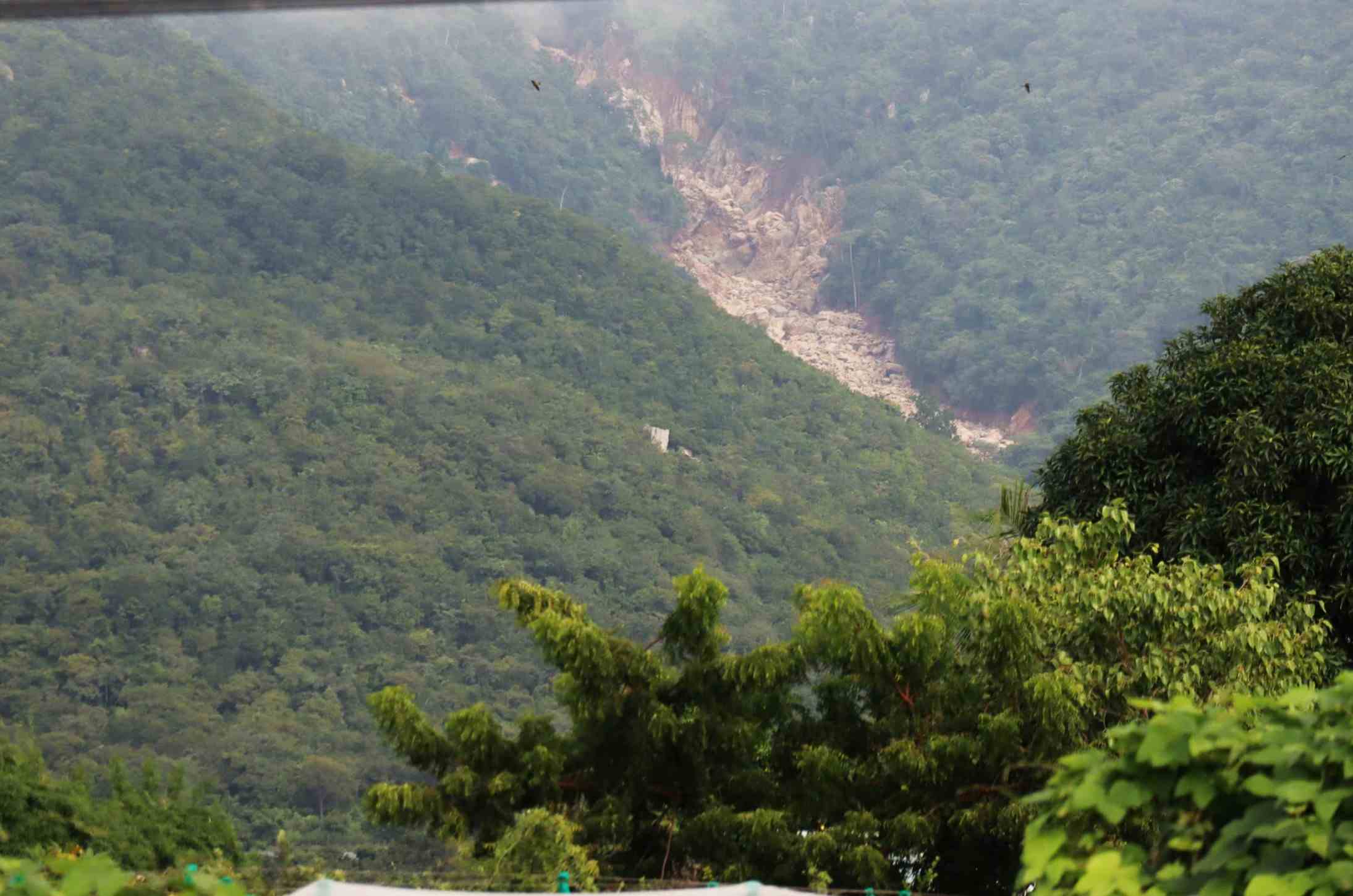 Vet truot chay doc tu tren cao khu vuc Cong ty Nong trai Viet xay dung trang trai va dap dap lay nuoc tuoi. Anh: Phuc Khanh