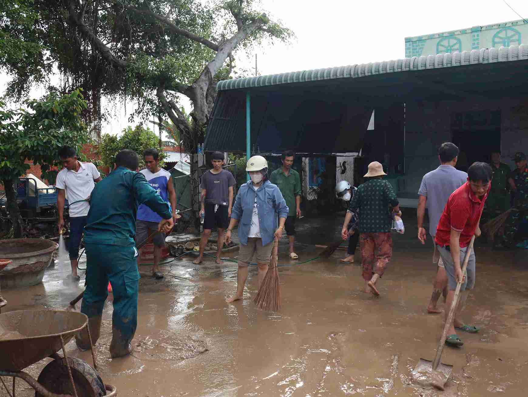 Cac luc luong ho tro nguoi dan khac phuc hau qua, on dinh cuoc song sau tran lu quet. Anh: Phuc Khanh