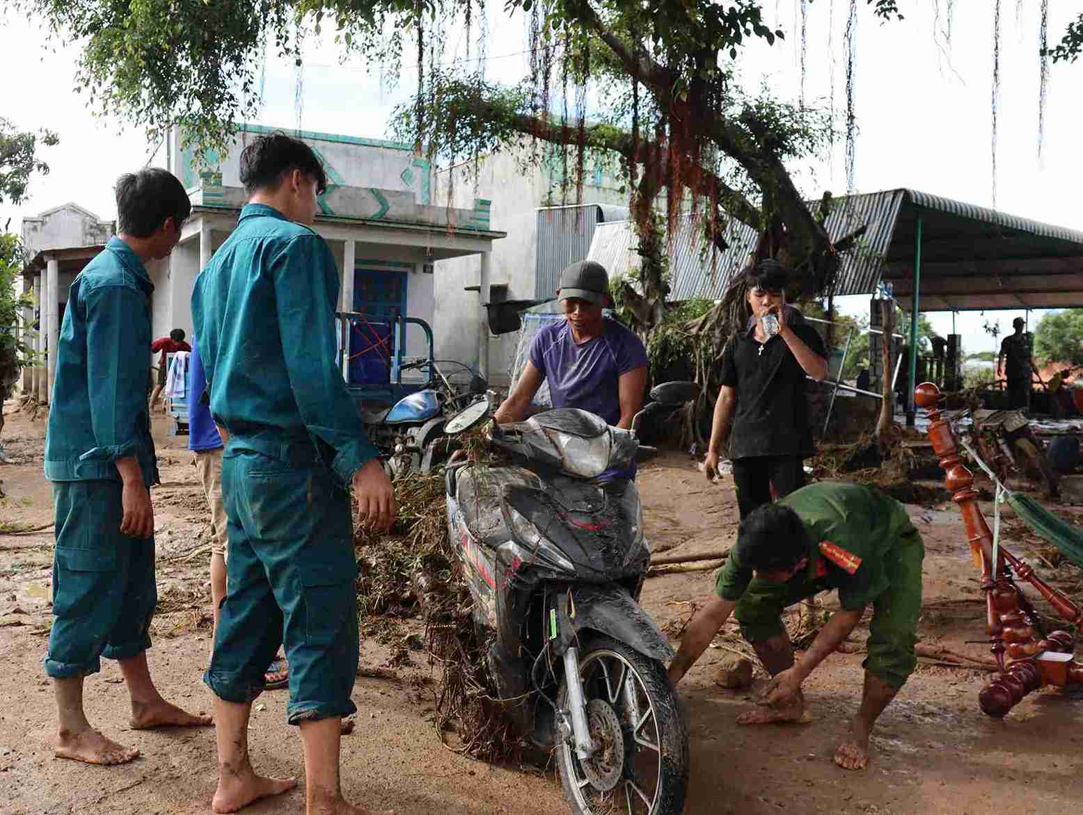 Xe may cua nguoi dan thon 2 (xa Tuy Phong) bi bun dat vui lap do lu quet. Anh: Phuc Khanh