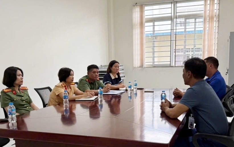 The Traffic Police Department and the Economic Security Department agreed with the Board of Directors of Viet Star Company Limited before the propaganda session. Photo: Hai Phong City Police