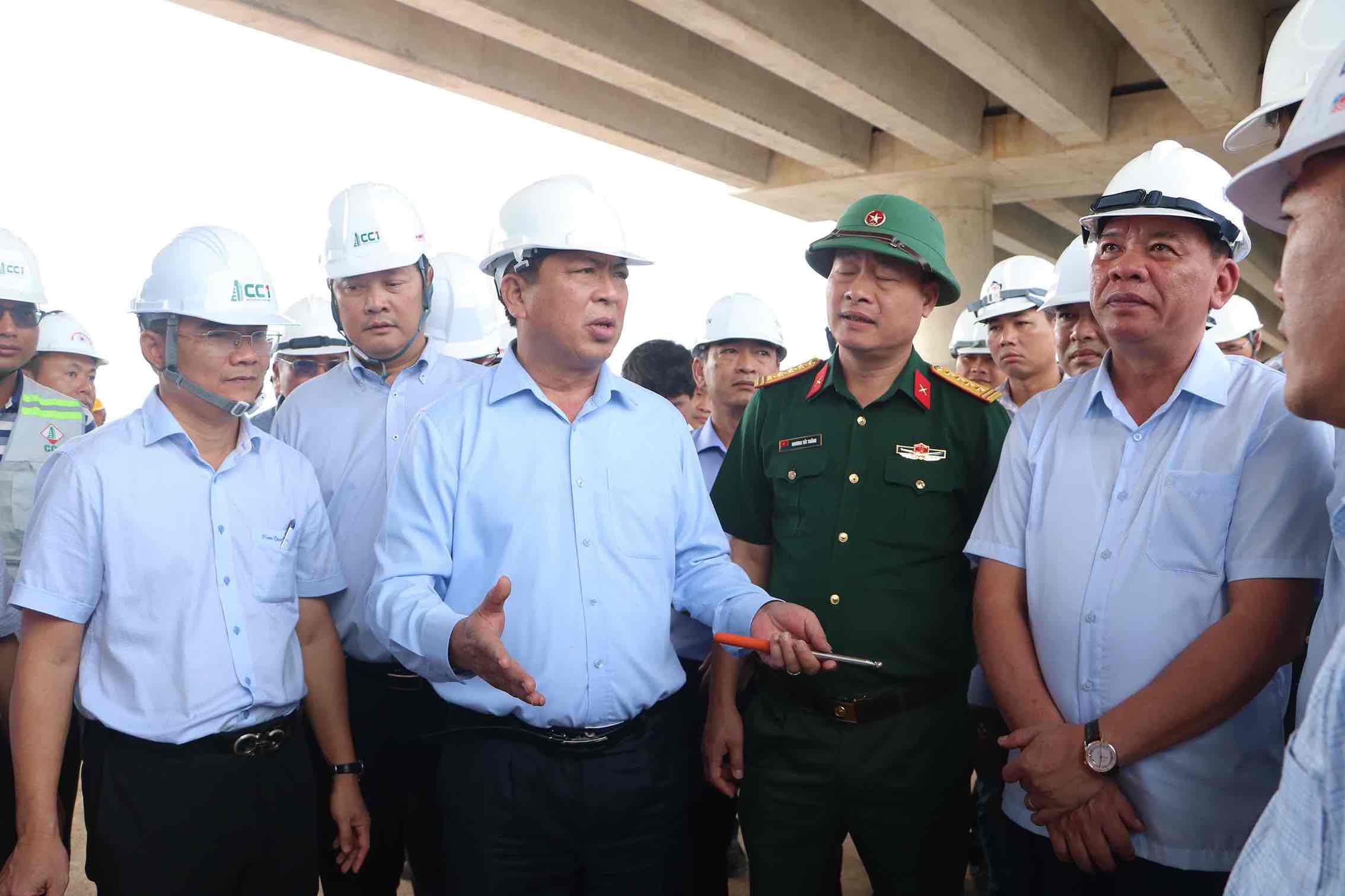 Bo truong Bo Xay dung Tran Hong Minh lam viec voi lanh dao tinh Dong Nai va cac don vi lien quan ve tien do thi cong Du an Duong cao toc Bien Hoa - Vung Tau. Anh: HAC