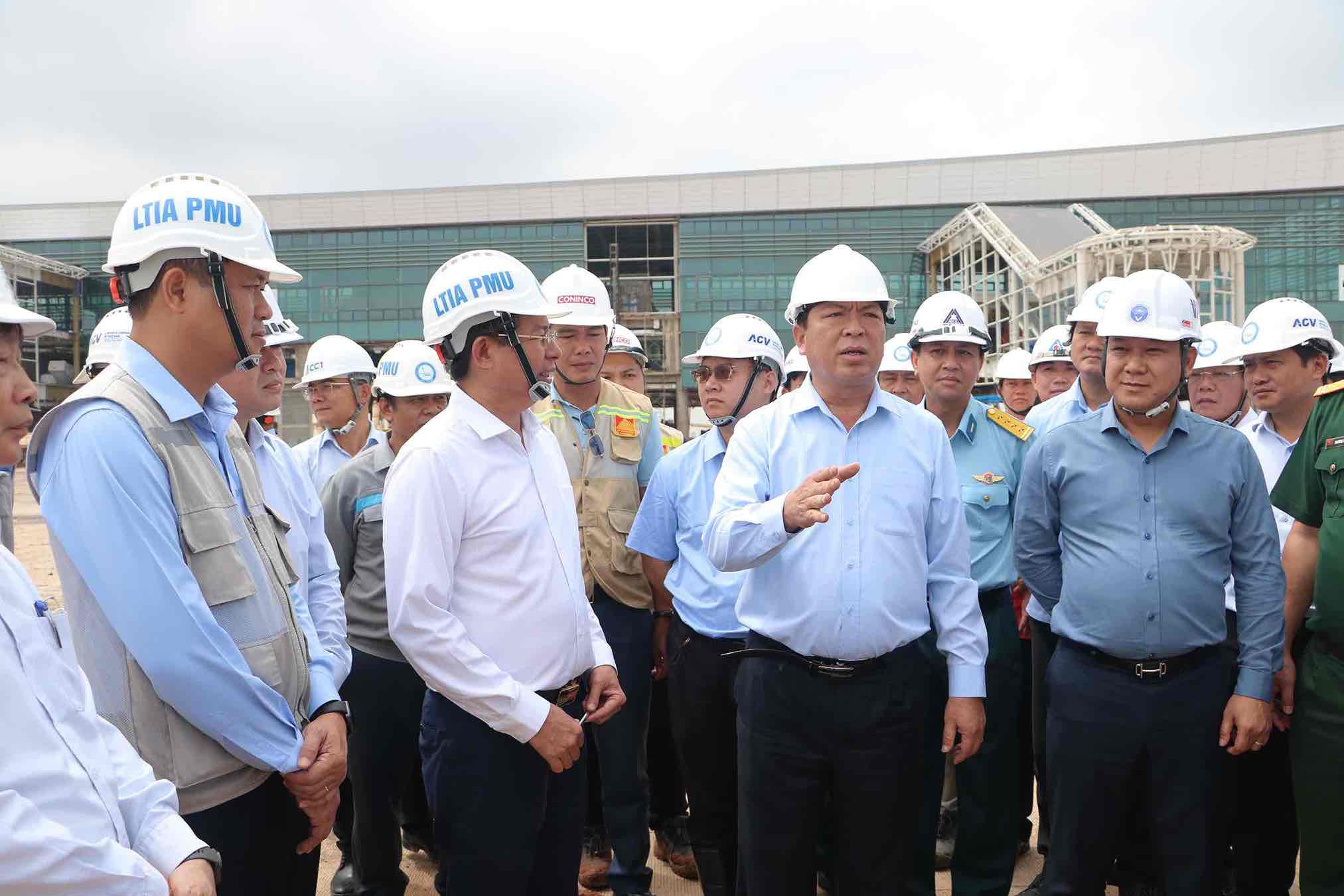 Bo truong Bo Xay dung Tran Hong Minh tai cong truong du an san bay Long Thanh. Anh: HAC