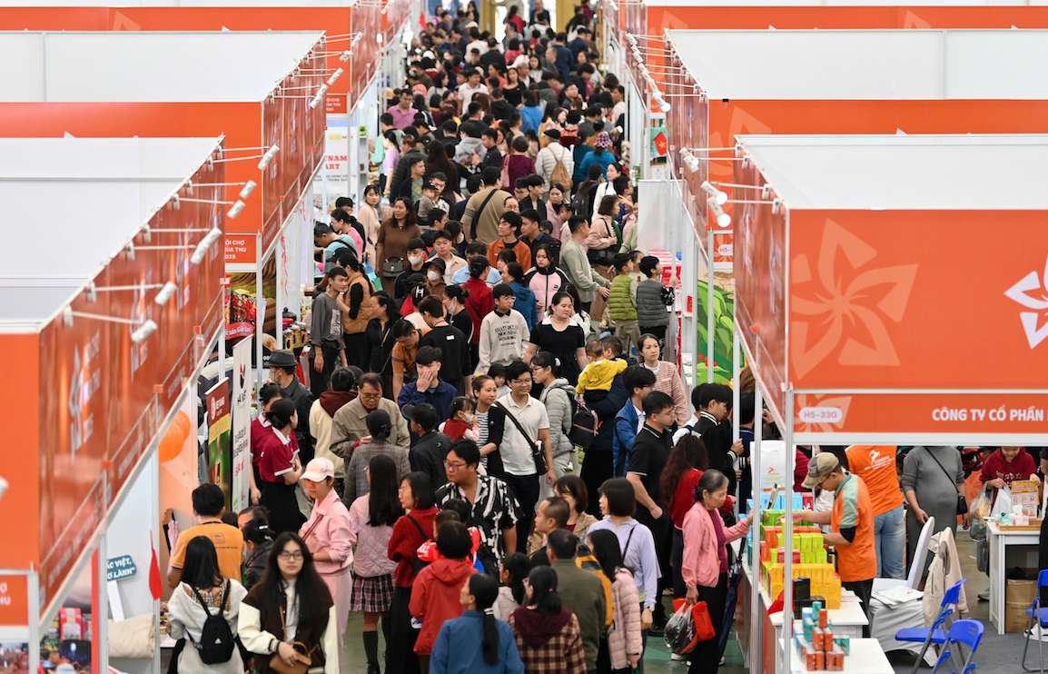 冷たい雨が降っていましたが、2025年秋フェアには早朝から多くの人が並びました。写真: ハイ・グエン