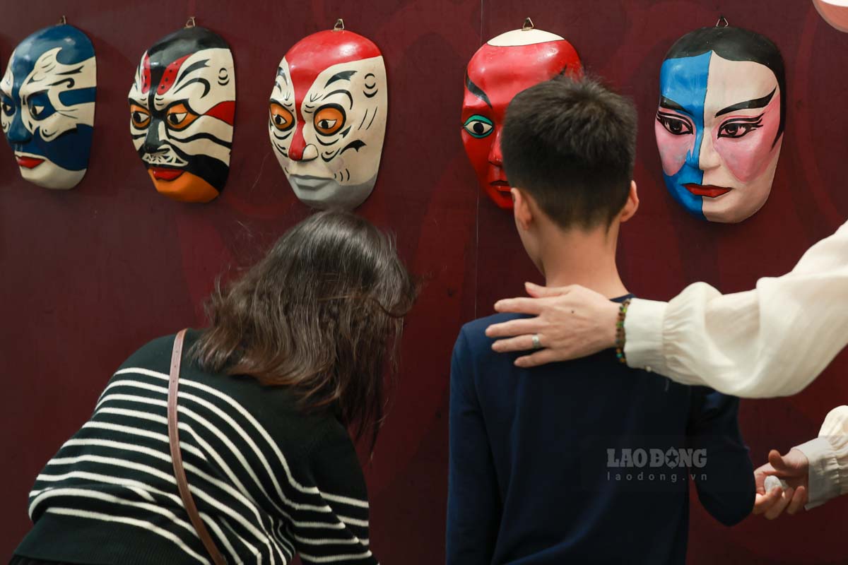 Du khach check-in tai phan khu trung bay Tinh hoa van hoa Viet Nam do  Bo Van hoa, The thao va Du lich to chuc. Anh: Hai Nguyen