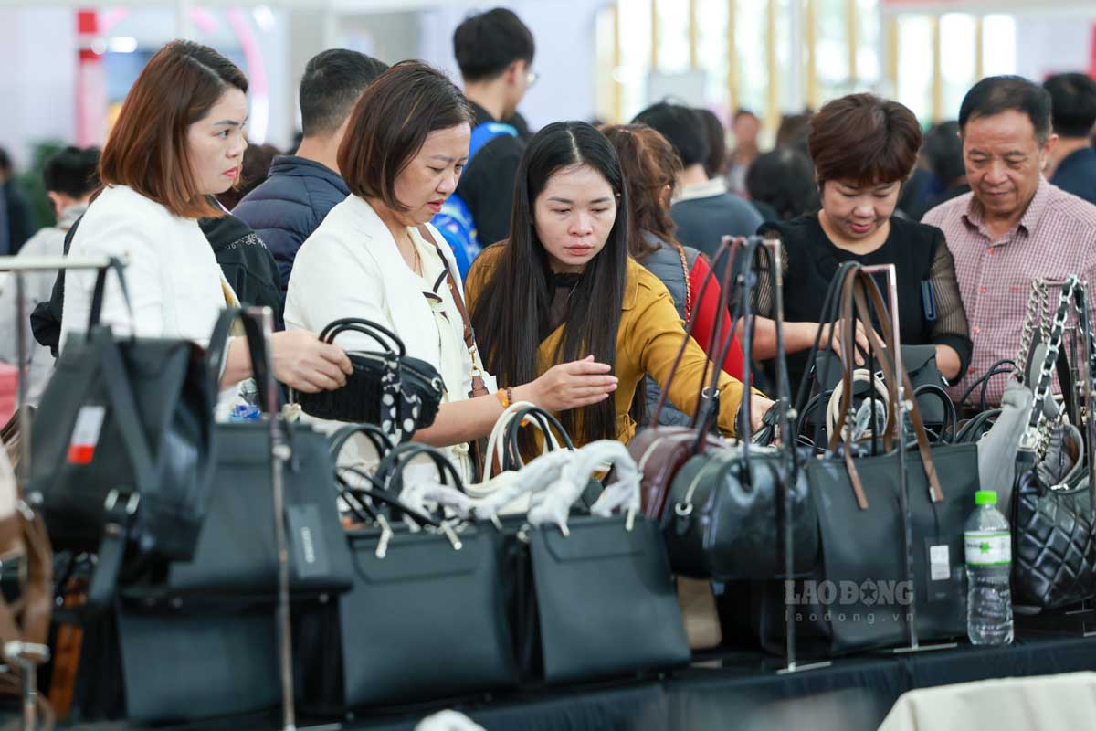 Gian hang nao cung chat kin nguoi, voi tieng moi goi dung thu do san pham cua cua hang. Anh: Hai Nguyen