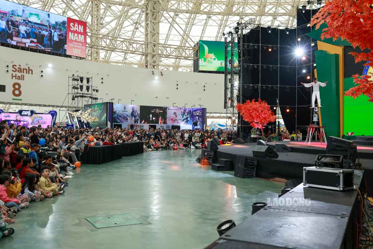 San khau chinh cua Hoi cho luon kin khan gia xem cac tiet muc bieu dien cua cac nghe si. Anh: Hai Nguyen