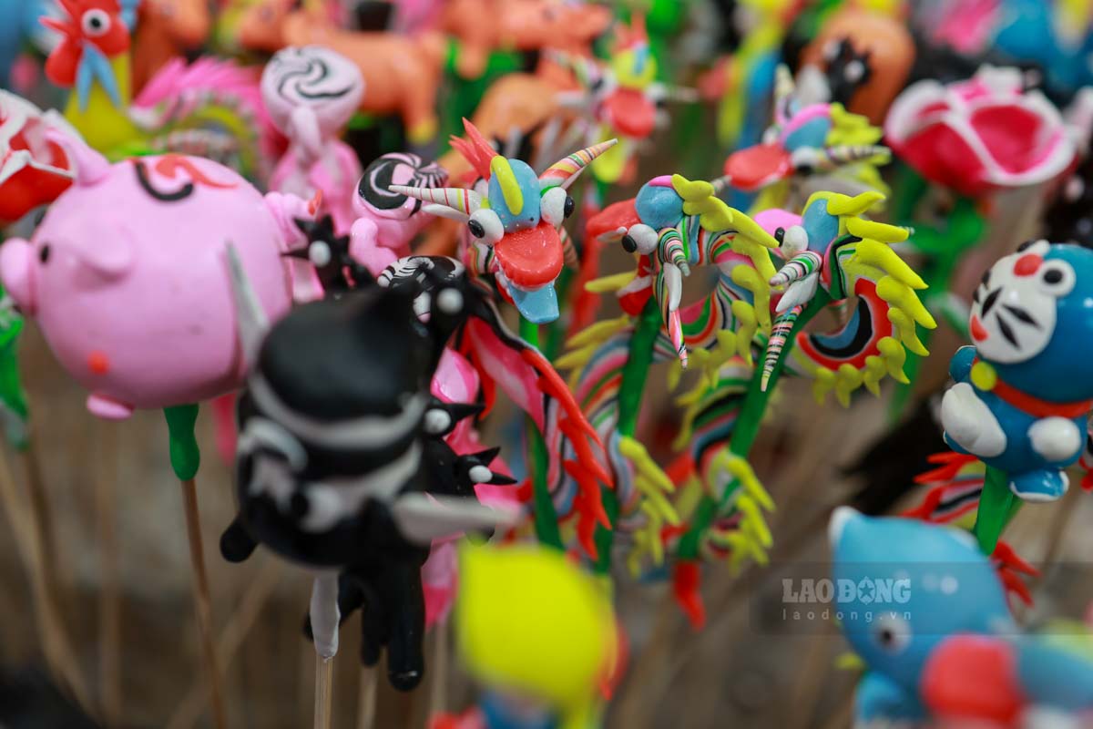 Gian hang nan to he thu hut kha dong cac ban nho va du khach tham quan hoi cho. Anh: Hai Nguyen