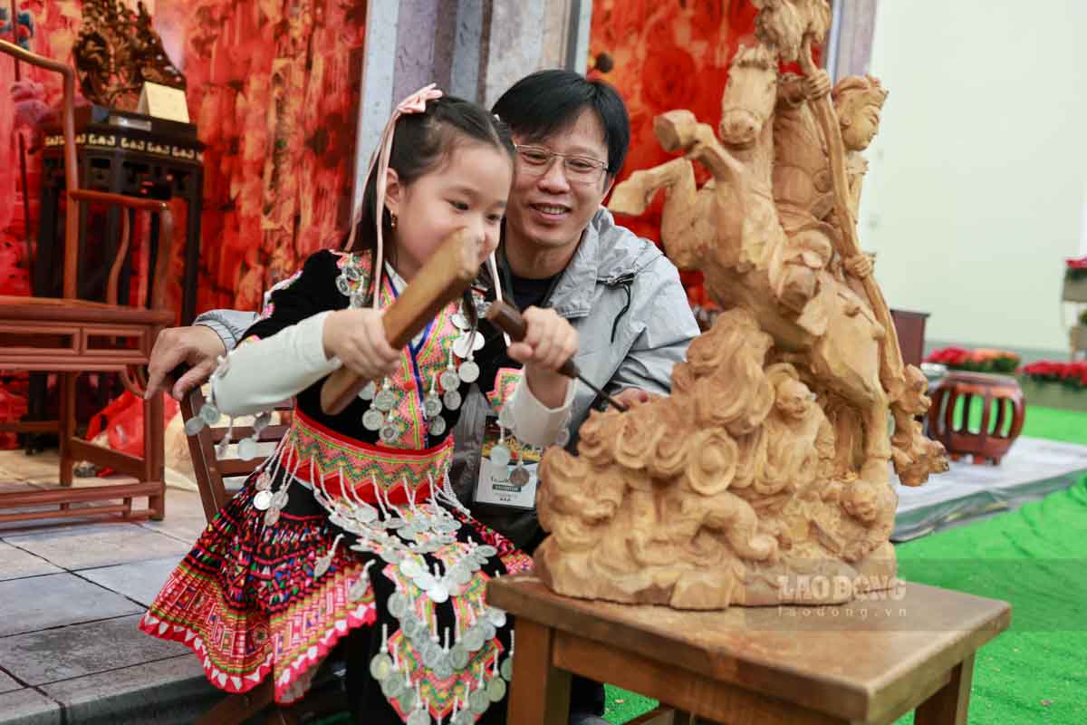 Nghe nhan uu tu Do Van Cuong, lang nghe cham khac go my nghe co truyen Thiet Ung, Thu Lam, Ha Noi huong dan mot ban nho thuc hien ky thuat cham go. Anh: Hai Nguyen