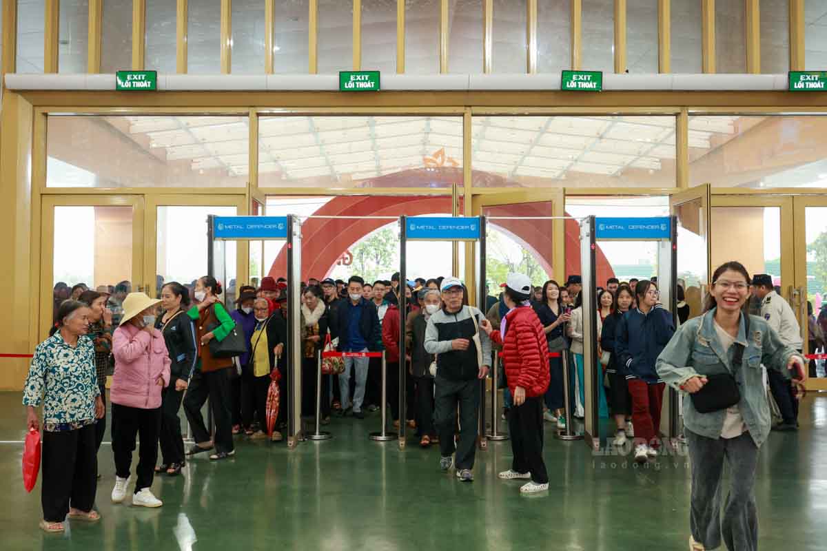 Nguoi dan xep hang truoc gio mo cua Hoi cho Mua thu 2025. Anh: Hai Nguyen