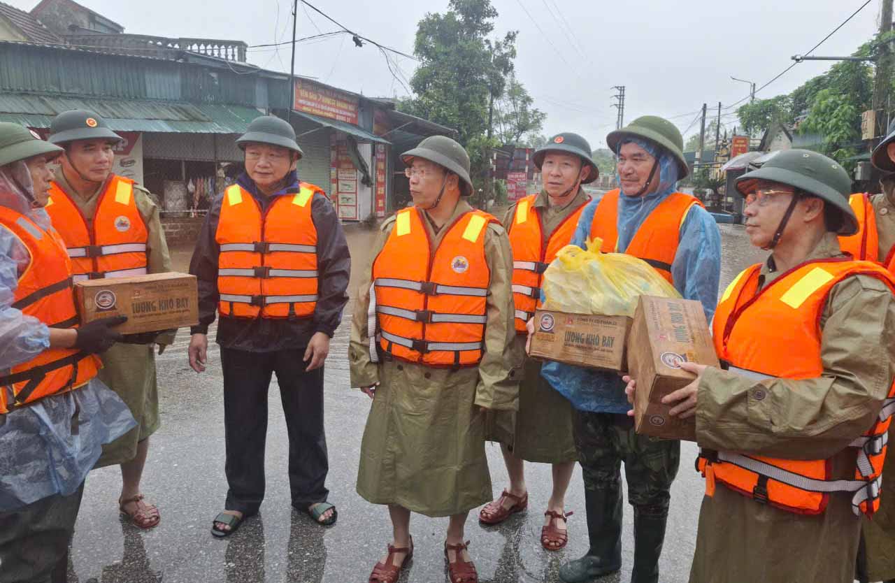 Bi thu Tinh uy Ha Tinh Nguyen Duy Lam (thu 4 tu trai sang) kiem tra tinh hinh lu lut o xa Cam Due vao ngay 2.11. Anh: Tran Tuan.