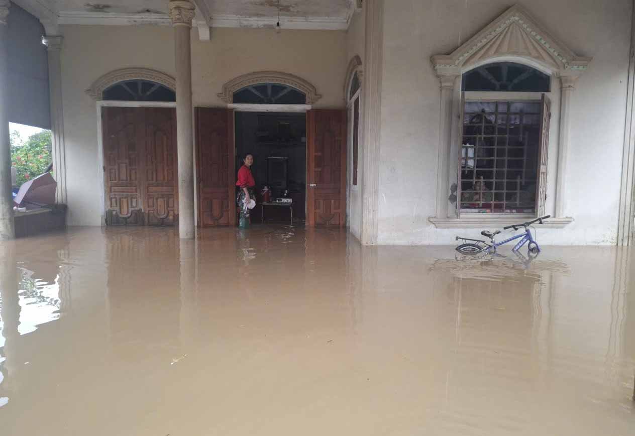 Nuoc ngap sau vao nha dan o xa Cam Due. Anh: Tran Tuan.