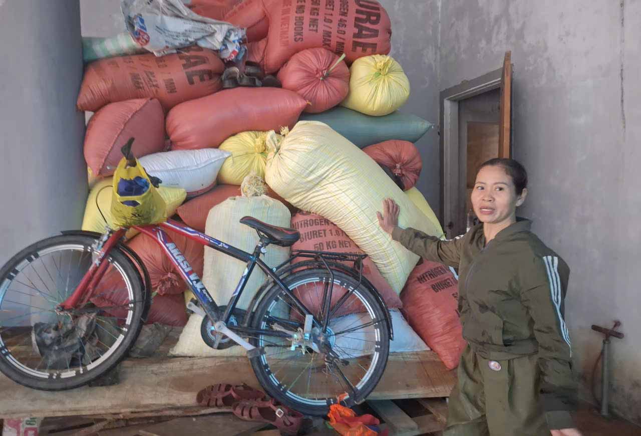 Chi Mai ke cao, bao ve duoc tai san trong nha nhung o trang trai bi thiet hai nang do ngap lut. Anh: Tran Tuan.