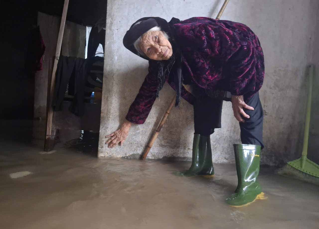 Mrs. Tue, 102 years old, living in Cam Due commune - the downstream area of Ke Go lake, said that the water flooded her house. Photo: Tran Tuan.