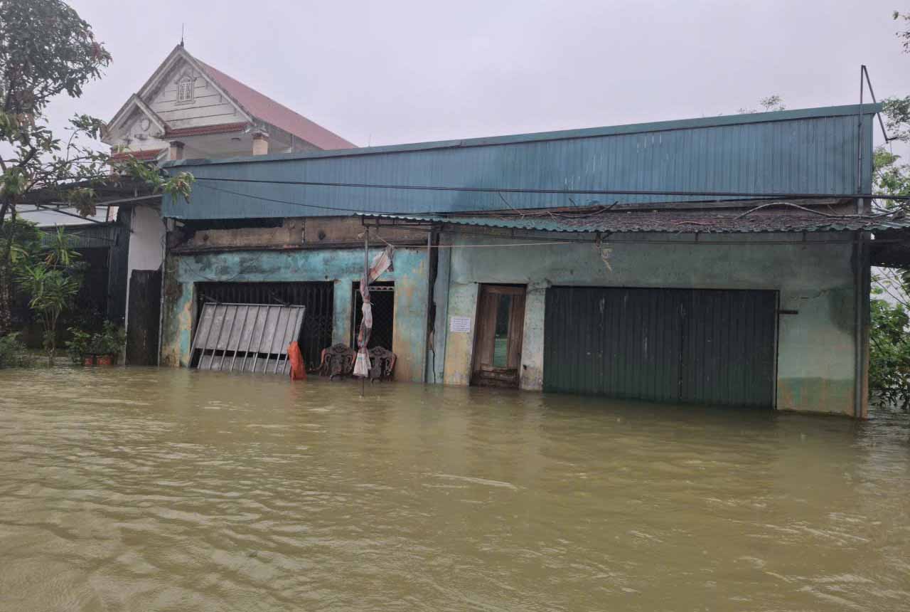 Nha dan o thon xa Cam Due bi ngap sau. Anh: Tran Tuan.