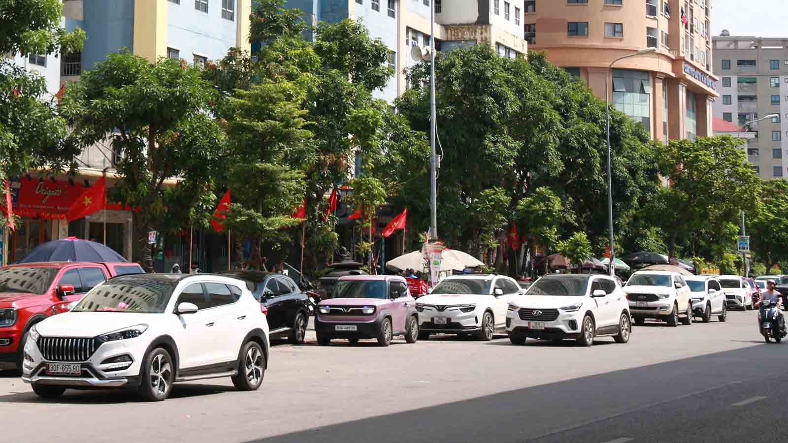 Nhiều phương tiện ô tô dừng đỗ tràn làn trên đường Nghiêm Xuân Yêm, đoạn trước chung cư Kim Văn - Kim Lũ được phóng viên Báo Lao Động ghi nhận vào những ngày cuối tháng 10. Ảnh: Đoàn Vy 