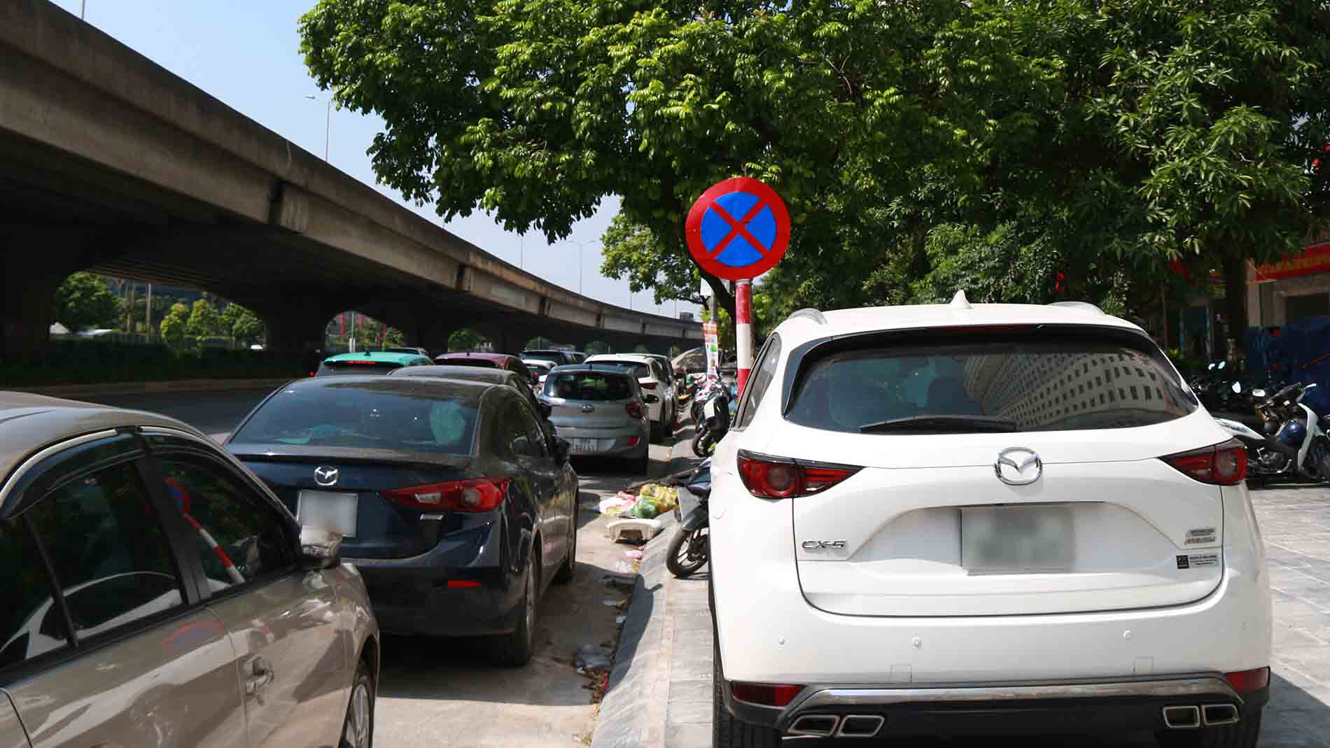 Dù có biển cấm dừng, đỗ xe song các phương tiện vẫn bất chấp vi phạm. Ảnh: Đoàn Vy 