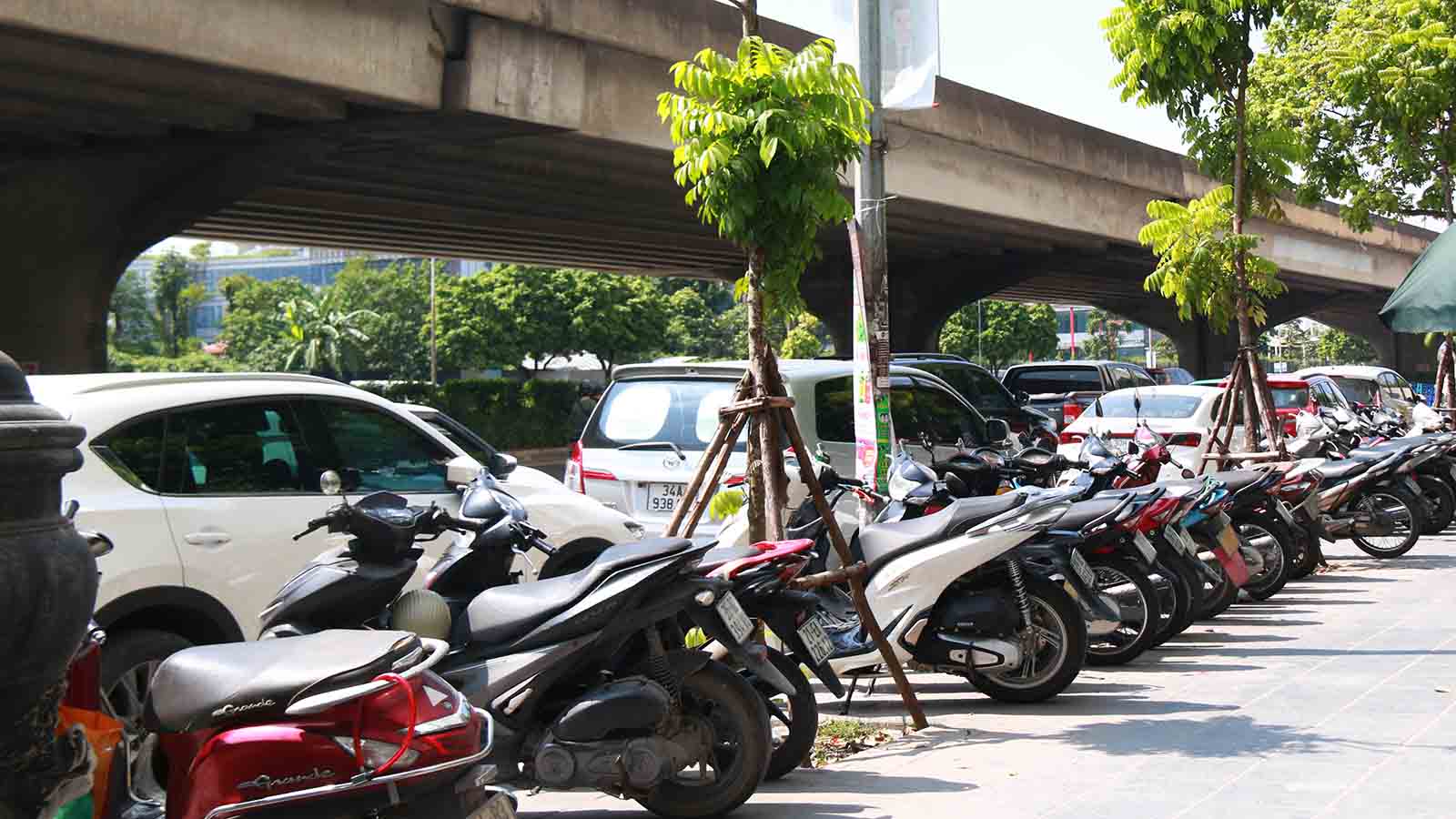 Tình trạng dừng đỗ xe sai quy định nhưng đến nay vẫn chưa được xử lý dứt điểm. Ảnh: Đoàn Vy 