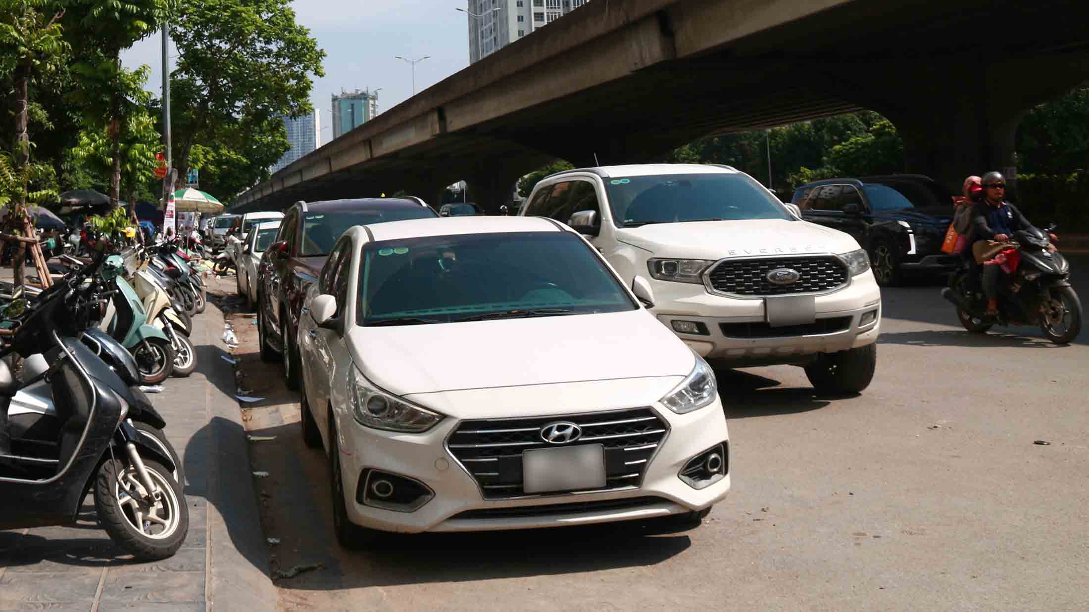 Phương tiện đỗ thành 2 hàng trên đường Nguyêm Xuân Yêm. Ảnh: Đoàn Vy 