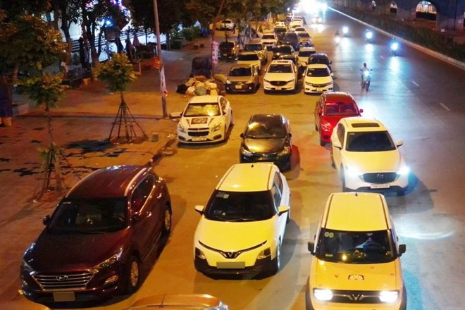 Lắp camera phạt nguội tại tuyến đường "cứ về đêm lại thành bãi xe khổng lồ" ở Hà Nội
