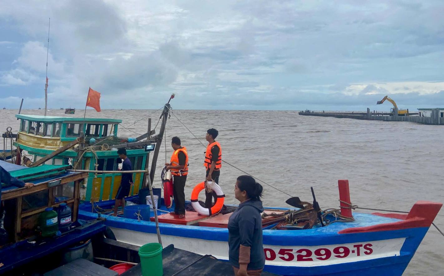 The rescue ship approached the two crew members whose boat sank in Ca Mau. Photo: Hoang Ta