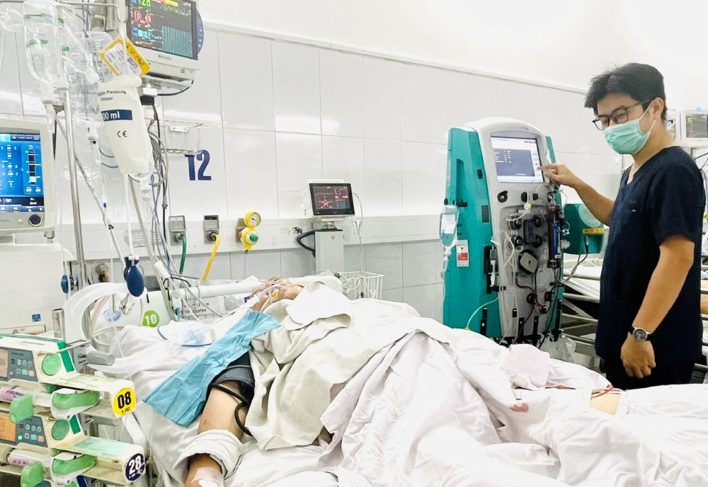 Mot benh nhan bi ran doc can trong dot mua lu nay duoc Benh vien Da Nang cuu chua ki[p thoi. Anh: T.Quoc