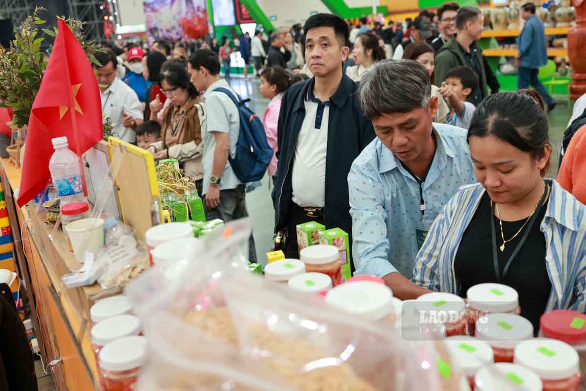 Gian hang nao cung chat kin nguoi, voi tieng moi goi dung thu do san pham cua cua hang. Anh: Hai Nguyen  