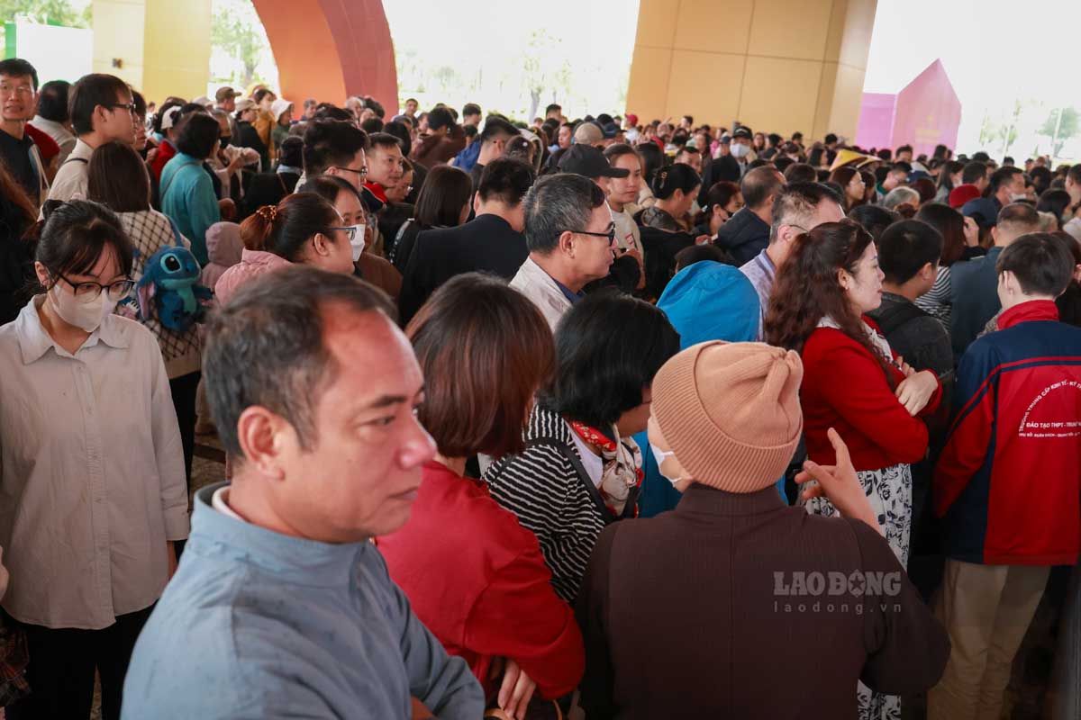 Nguoi dan toi xep hang de vao Hoi cho Mua thu 2025 tham quan, mua sam. Anh: Hai Nguyen 