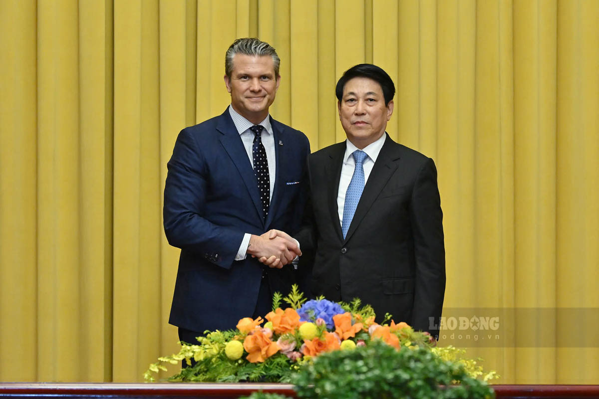 Politburo member and President Luong Cuong received US Secretary of War Pete Hegseth. Photo: Hai Nguyen