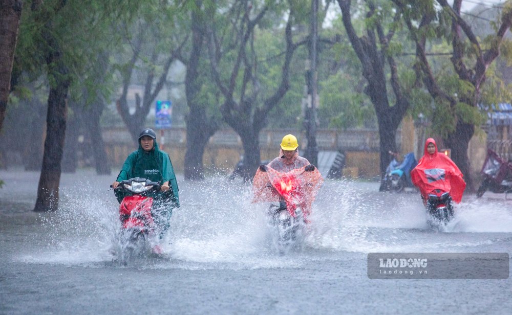 On the evening of November 2, Hue had heavy rain, floods in the rivers in the area were rising. Photo: Phuc Dat.