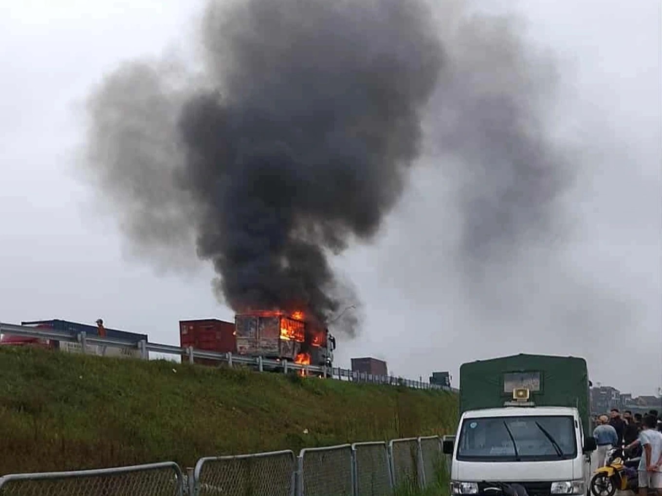 Escena del incendio de un camion en la autopista Dien Chau – Bai Vot en la tarde del 2 de noviembre de 2550. Foto: NGUYEN HUU