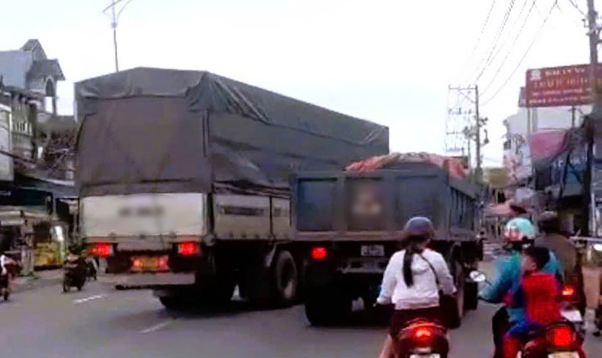 After being fined by the people and sent to Dong Nai Police, the driver crossed the front of another vehicle out of frustration. Photo: Cut from clip