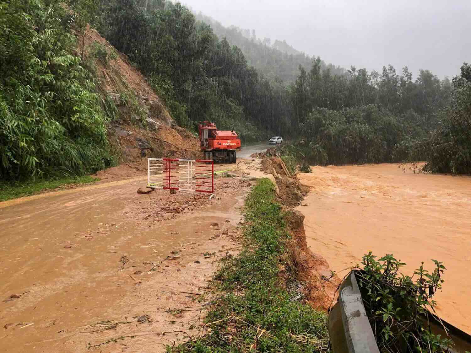 Many landslides are dangerous. Photo: Q. An.