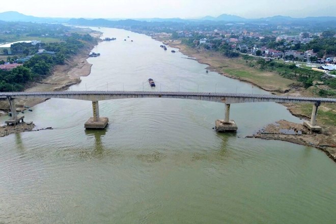 Los automoviles no pueden circular por el puente Song Lo (comuna de Doan Hung provincia de Phu Tho). Foto: To Cong.