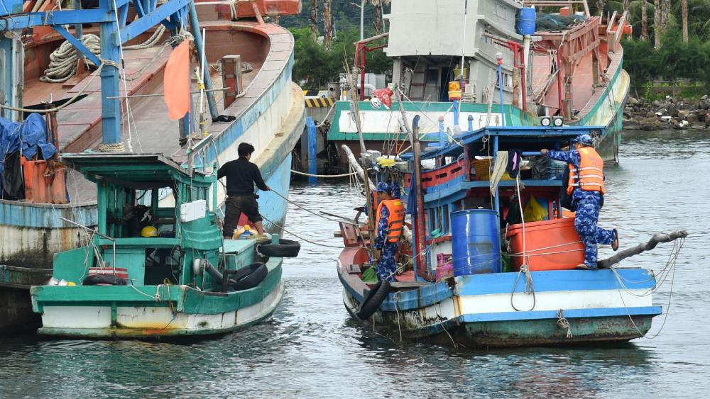 Lực lượng chức năng bắt quả tang 2 tàu cá vận chuyển trái phép thiết bị giám sát hành trình. Ảnh: Đức Thái