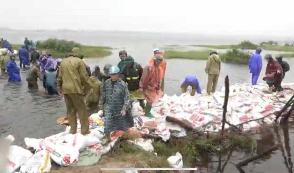 Officers and people of Thach Khe commune gathered to fill the embankment of the broken Thach Khe iron mine. Photo: Tien Quang.