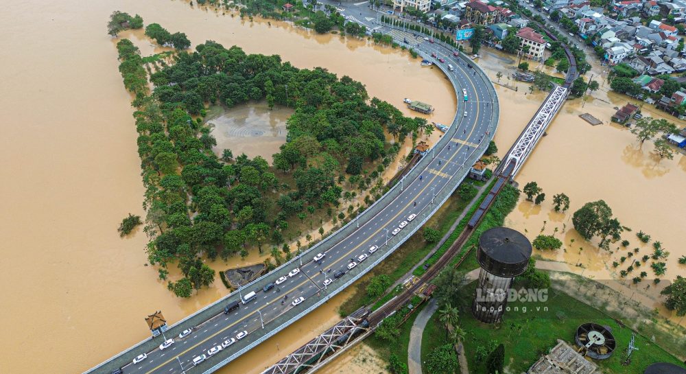 Hue City after historic floods. Weather forecast for tomorrow The Central region will continue to experience heavy rain, with the risk of flooding again, accompanied by flooding and landslides. Photo: Nguyen Luan