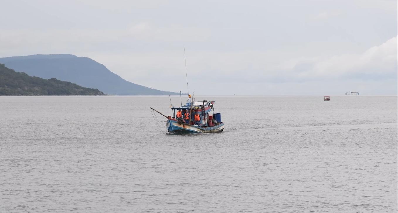 항해 감시 장치를 불법적으로 운반하는 어선을 푸으로 끌고 가서 계속 처리합니다.