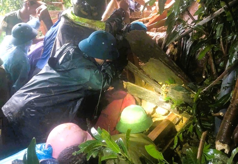 Hien truong vu sat lo nghiem trong tai xa Phuoc Thanh, TP Da Nang vui lap 6 nha dan va lam 1 nguoi bi thuong. Anh: Truong An