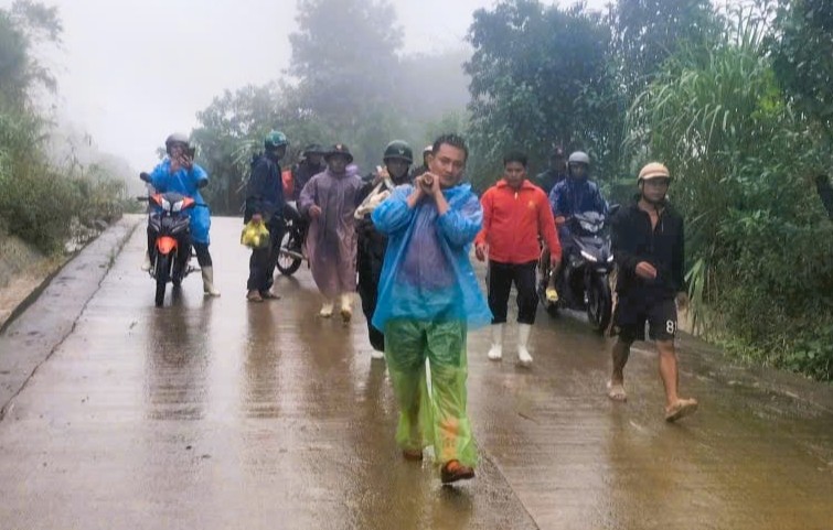 Ong B may man duoc cuu song. Chinh quyen khan truong so tan hang chuc ho dan ra khoi vung nguy hiem. Anh: Truong An