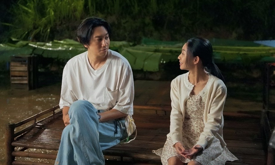 Hoang Ha va Lee Kwang Soo trong phim “Tay anh giu mot vi sao”. Anh: Nha san xuat