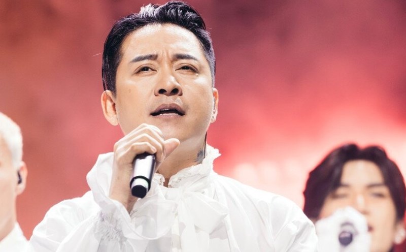 Ca si Tuan Hung. Anh: Nghe si cung cap