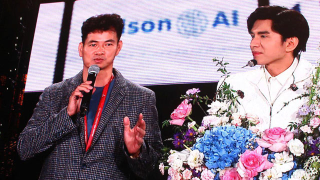 Director Xuan Bac shared at Dan Truong's live concert on the evening of November 1. Photo cut from video